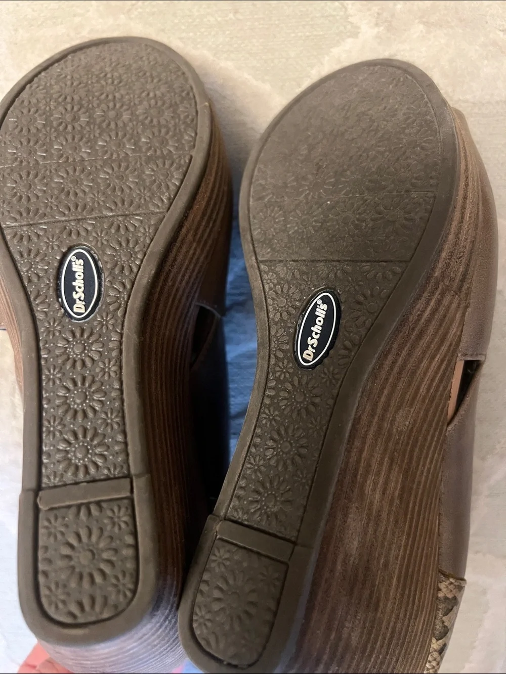 NWOT🌷DR SCHOLLS COMFORT🌷Taupe faux snake trim open toe man made material wedge